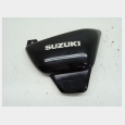 TAPA LATERAL DERECHA (1) ( 47111-0AE ) SEGUN FOTOGRAFIAS SUZUKI GZ250 MARAUDER 1