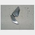 EMBELLECEDOR DEL ESTRIBO DELANTERO DERECHO (M9) (1) SEGUN FOTOGRAFIAS SUZUKI GS 500 E '89-'03 2