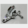 SOPORTE DEL POSAPIE DELANTERO DERECHO (1) YAMAHA R1 '04/'06 (YZF R1 '04/'06 5VY) 5